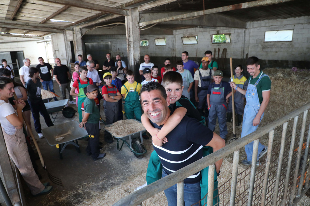  
		Luis López sinala a alta participación na quinta Escola de Iniciación de Futuros Gandeiros como a mostra de que o rural ten “pasado, presente e moito futuro”
	