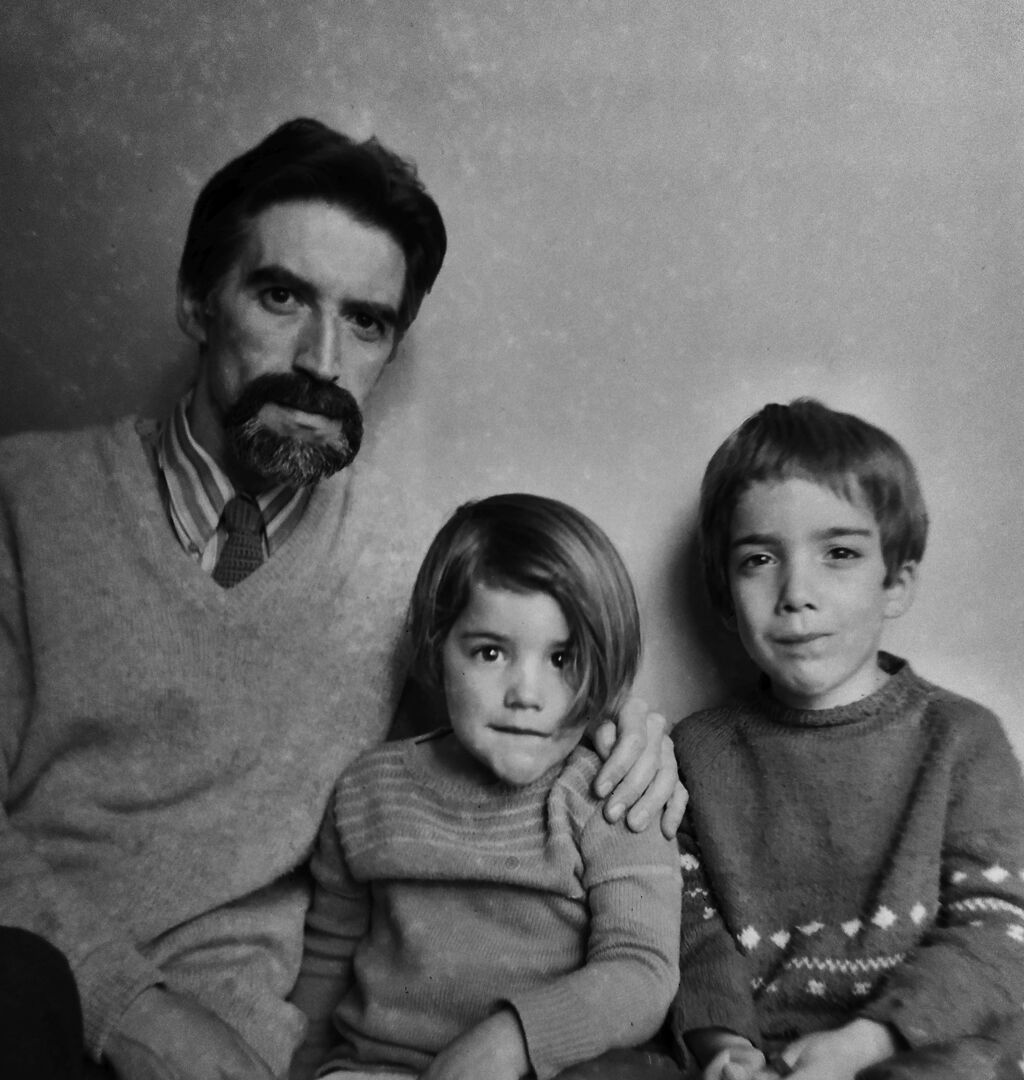 Ruibal xunto aos seus fillos Federico e Ana en 1968. Fotografía de Consuelo Vázquez de Parga. AJR