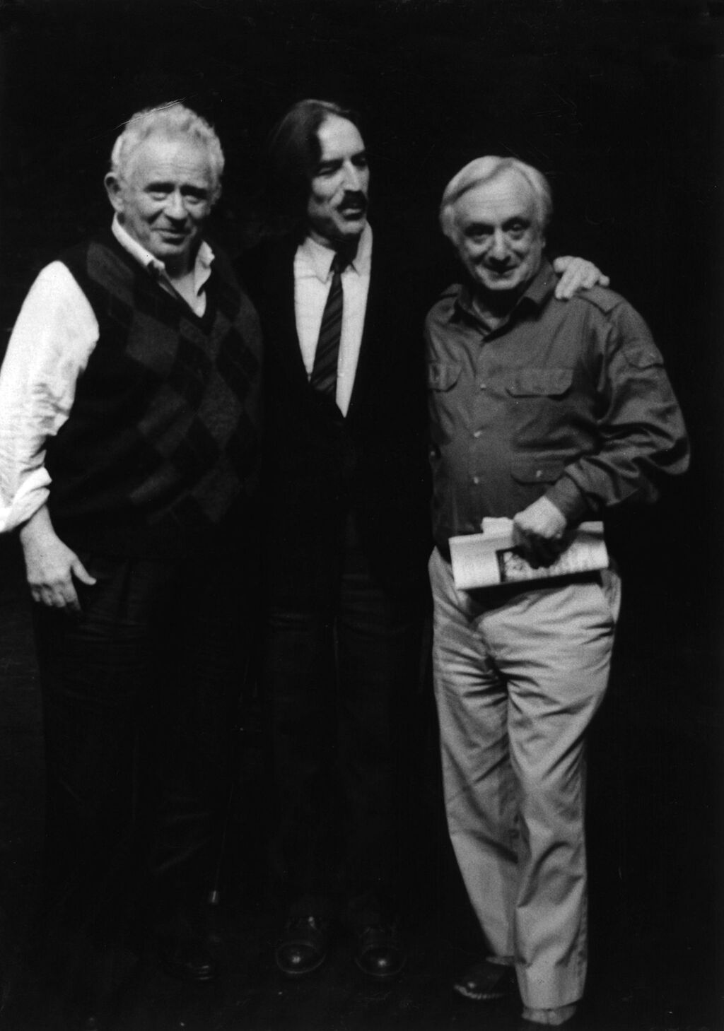 José Ruibal retratado en Nova York en 1989 entre Frank Corsaro e Norman Mailer. Fotografía de Philip W. Silver. AJR