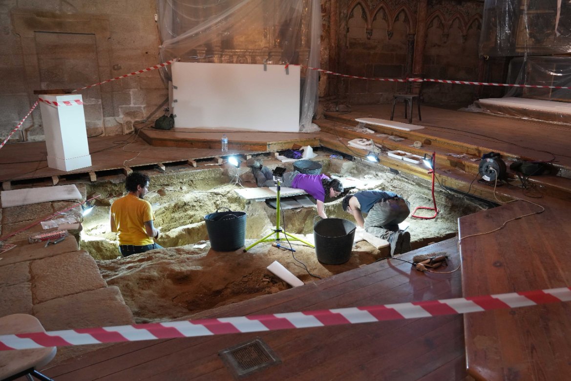  Aparecen no convento de Santa Clara achados arqueolóxicos excepcionais, como un cerebro saponificado e unha casula case íntegra de Idade Moderna